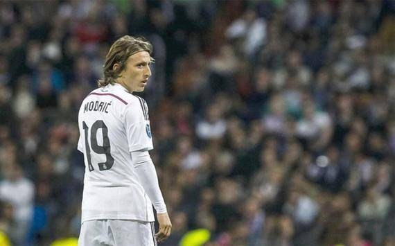 什么是博弈论中的“颤抖手均衡”？解析玩家由于手误摆错牌对全局的影响。（博弈论中的颤抖手均衡：玩家手滑误招如何左右全局？）